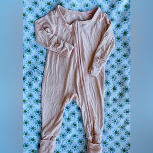 Newborn bamboo footie pajamas. Light pink 🩷